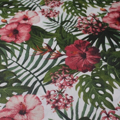 Tecido com padrão floral tropical em fundo branco com flores rosas e vermelhas e folhas verdes