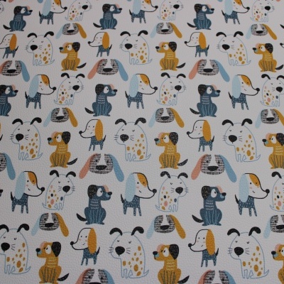 Tecido branco com padrão de cães coloridos desenhados