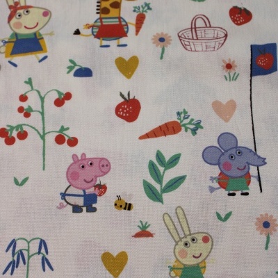 Tecido branco com estampado colorido de personagens animados e elementos da natureza.