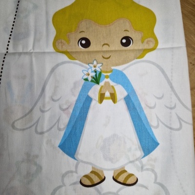 Tecido com estampa de anjo infantil em fundo branco