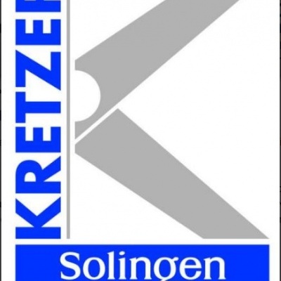 Logotipo da marca KRETZER Solingen com símbolo abstrato cinzento e texto azul