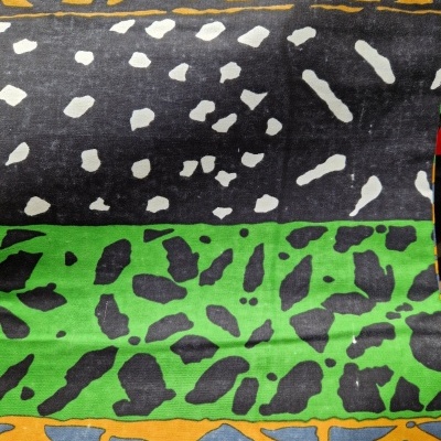 Tecido com várias faixas coloridas e padrão abstrato