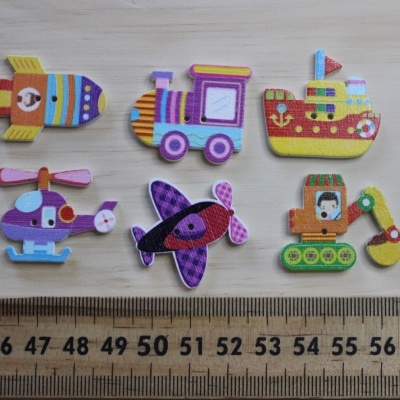 Conjunto de brinquedos de madeira coloridos representando vários veículos com uma régua embaixo.