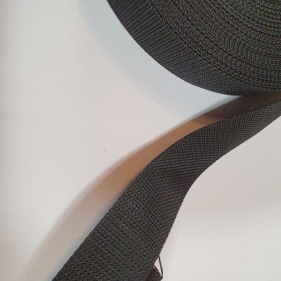 Fita têxtil preta enrolada com textura entrelaçada