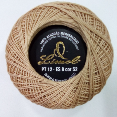 Rolo de fio de algodão mercerizado bege com rótulo preto