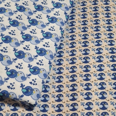 Tecidos estampados com padrão de pássaros azuis em fundos branco e bege