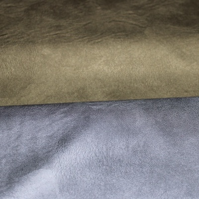 Peças de tecido em couro castanho e cinzento com textura suave