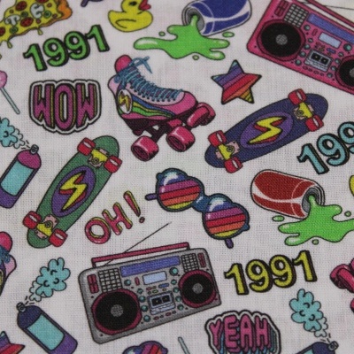 Tecido estampado com patins, rádios, skate, óculos de sol e texto em fundo branco