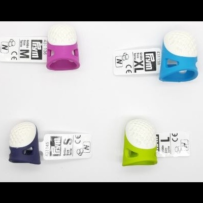 Quatro protetores de dedo coloridos com etiquetas em fundo branco