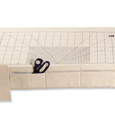 Tapete de corte para costura bege com padrões e organizador com tesouras e alfinetes