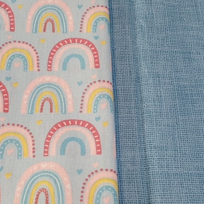 Tecidos coloridos com padrão de arco-íris e padrão texturizado azul