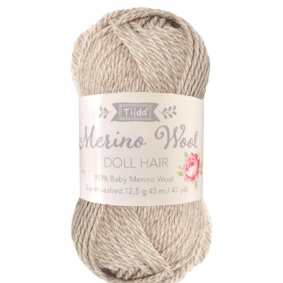 Novelo de lã Merino Wool bege claro com etiqueta Tilda