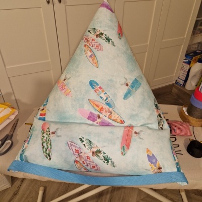 Capa triangular estampada com pranchas de surf coloridas