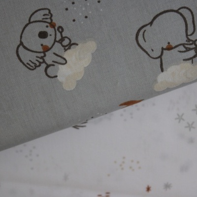 tecido infantil com elefantes e ursos em fundo cinza e branco