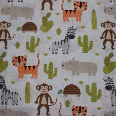Tecido estampado com vários animais e cactos em fundo claro