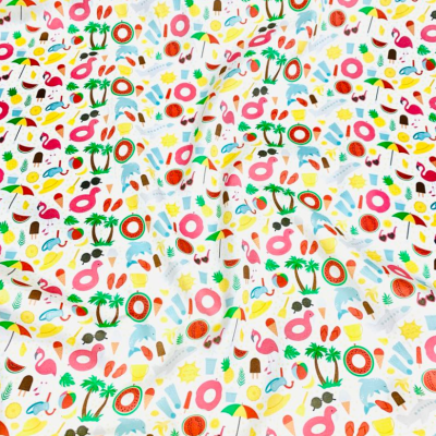 Tecido branco com padrão colorido de ícones tropicais variados.
