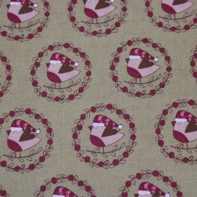 tecido bege com padrão de guirlandas e pássaros em tons vermelhos e rosas