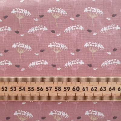 Tecido rosa com padrão floral pequeno e régua de madeira para escala