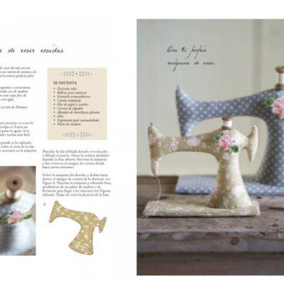 Máquina de coser decorativa em cerâmica com padrão floral colorido em fundo de madeira.