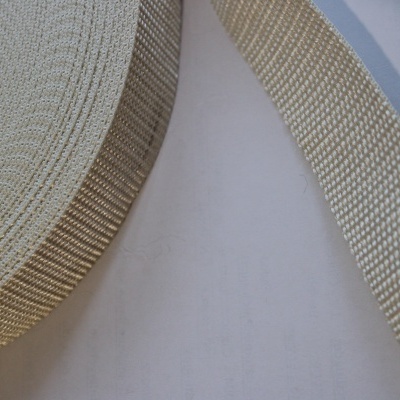 Rolo de fita larga bege de tecido sintético com textura entrelaçada