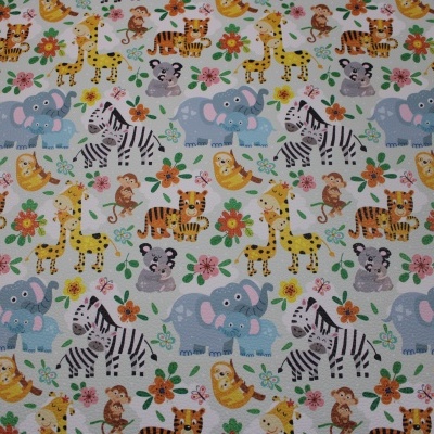 Tecido com padrão de animais da selva e flores coloridas