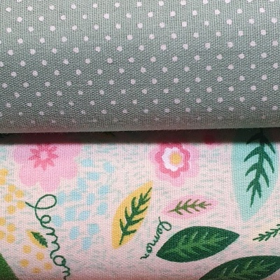 Dois tecidos, um cinza com bolinhas e outro floral com texto 'Lona'