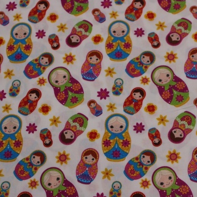 Tecido branco com padrão de bonecas russas coloridas e flores pequenas