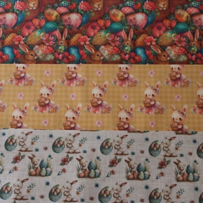 Três tecidos com padrões de coelhos e ovos de Páscoa em diferentes cores