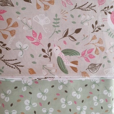 Tecido com padrão floral em bege e verde claro