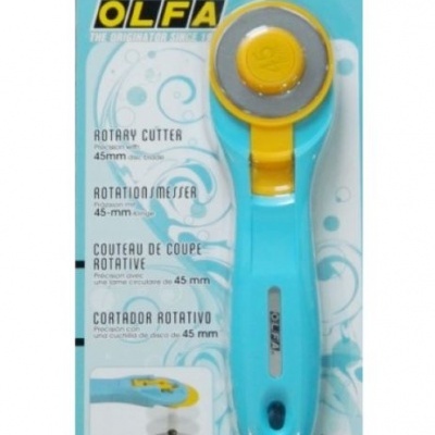 Cortador rotativo OLFA azul e amarelo em embalagem de cartão azul