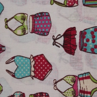 Tecido branco com padrão de fatos de banho coloridos e variados