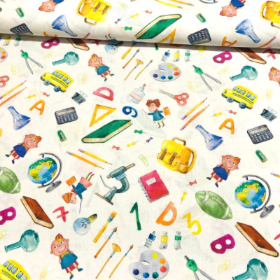 Tecido com padrão de instrumentos escolares e personagens de porquinhos coloridos