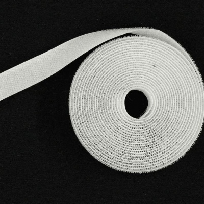 Rolo de fita adesiva branca de velcro desenrolada