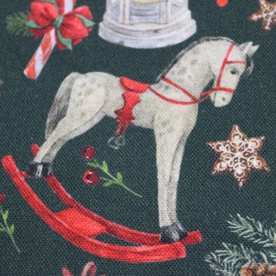 Padrão natalício com cavalo de balanço branco e elementos festivos sobre fundo verde escuro