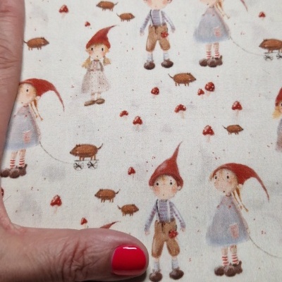 tecido algodão bege com estampa infantil de personagens e cogumelos