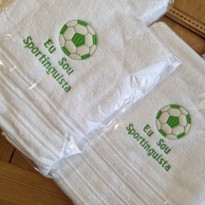 Toalhas brancas com bordado verde de bola de futebol e frase Eu Sou Sportinguisita