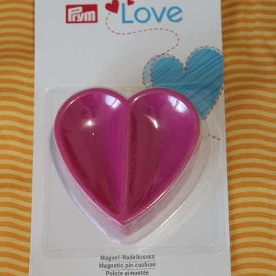 https://www.risquinhasebolinhas.com/product/alfineteiro-magnetico-prym-love