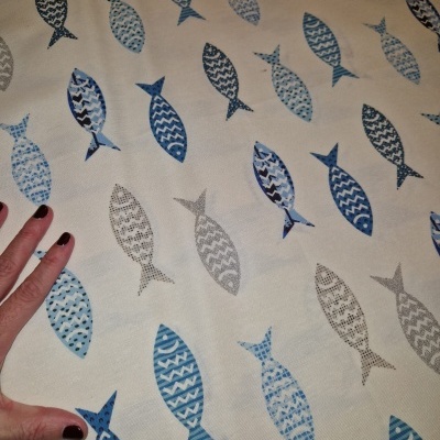 Tecido branco com padrão de peixes azuis e cinzentos