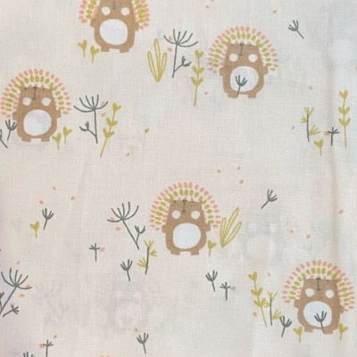 Tecido branco com padrão de ouriços coloridos e plantas minimalistas