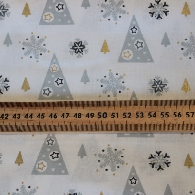 tecido estampado com triângulos, flocos de neve e árvores com régua