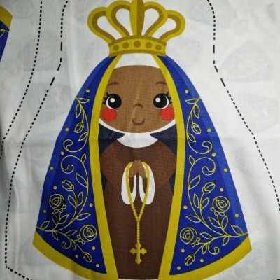 Figura de Nossa Senhora em tecido com manto azul e dourado e coroa