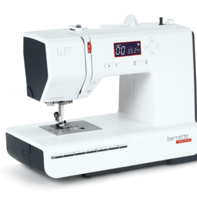 Máquina de costura branca bernette b37 com visor digital