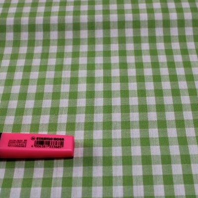 Marcador rosa fluorescente com tampa preta em toalha xadrez verde e branca