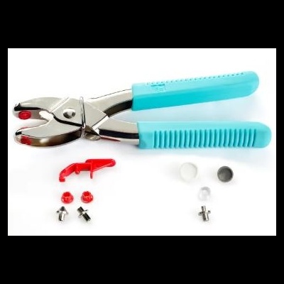 Alicates para ilhós com cabos azuis e acessórios variados num fundo branco