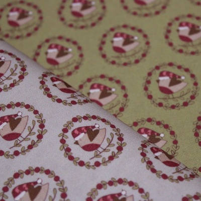 Dois tecidos com padrão de corações castanhos dentro de círculos de bolinhas vermelhas, um bege claro e outro rosa claro.