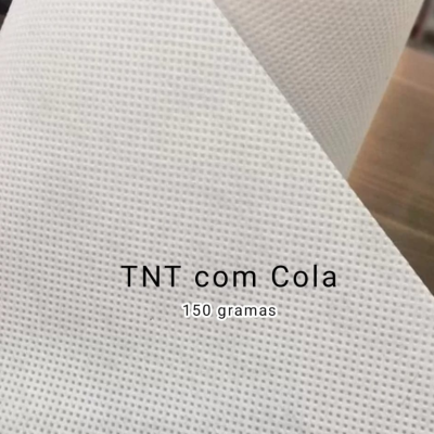 Rolo de tecido branco com padrão pontilhado e texto 'TNT com Cola 150 gramas'