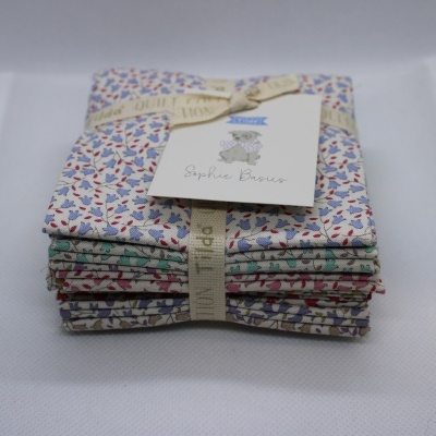 Conjunto de tecidos florais empilhados com etiqueta Sophie Lemon