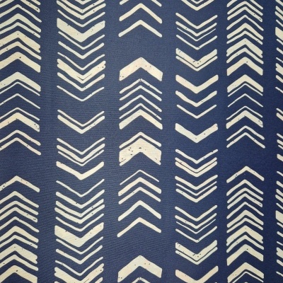 Tecido azul com padrão de setas brancas e tesouras em cima