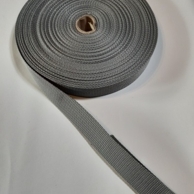 Rolo de fita cinzenta em tecido com textura entrelaçada