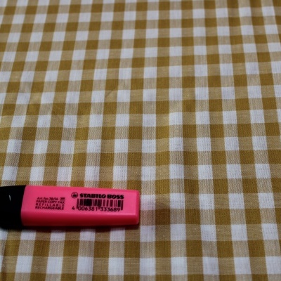 Marcador de texto rosa com tampa preta numa toalha quadriculada